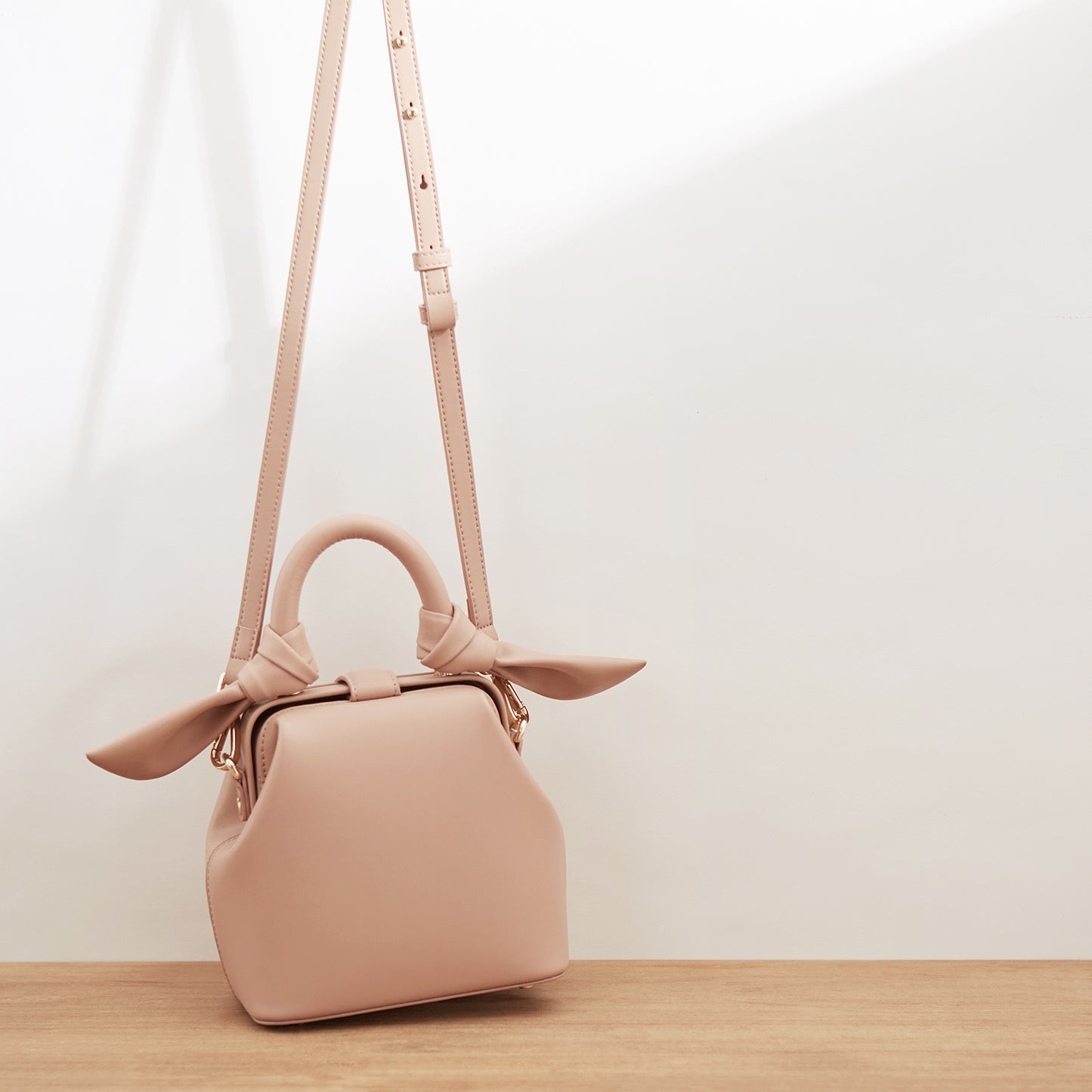 Bolso de mano texturizado de un solo hombro con diseño diagonal para mujer