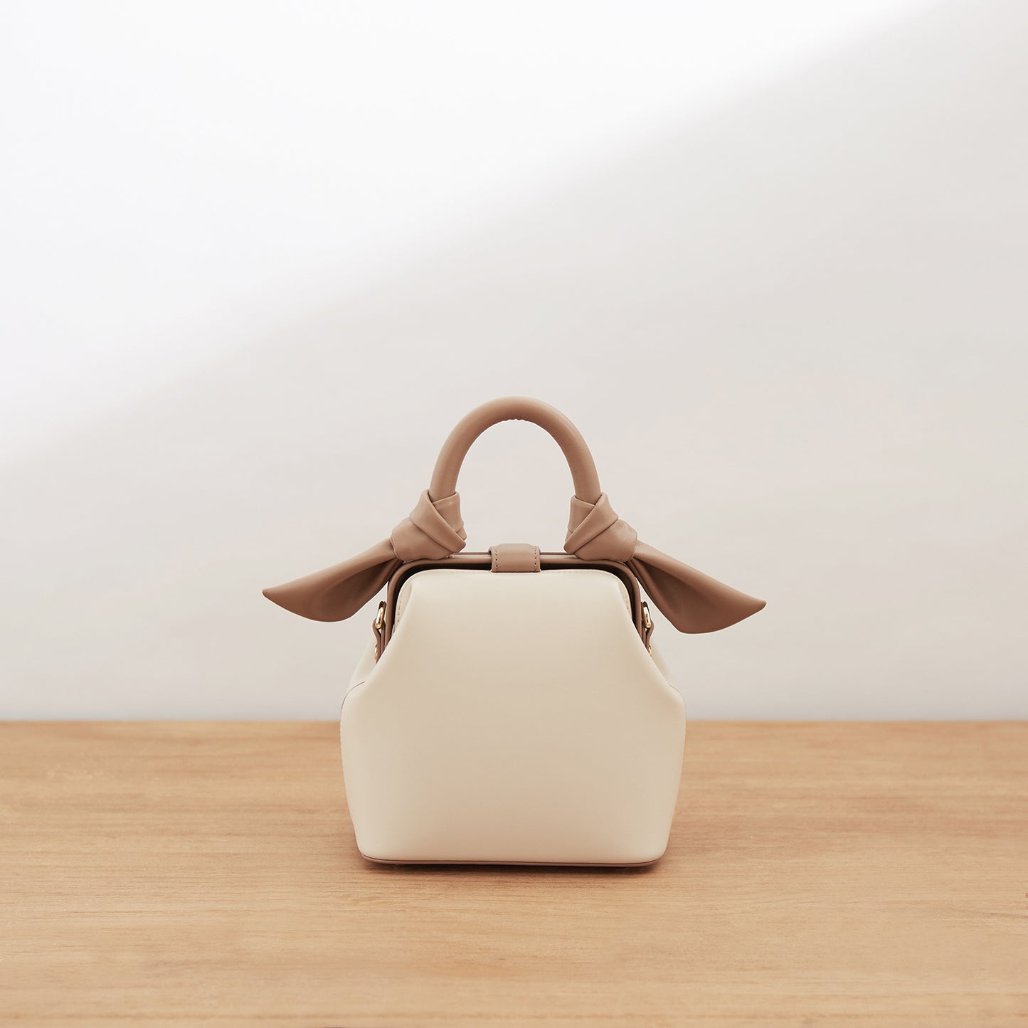 Bolso de mano texturizado de un solo hombro con diseño diagonal para mujer